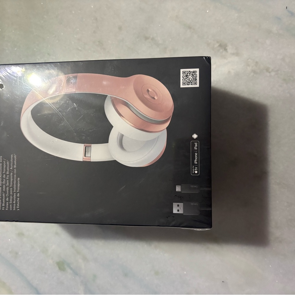 Solo3 Wireless On-Ear Headphones - Rose Gold - Picture 2 of 3